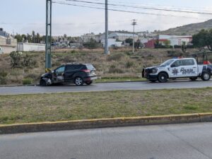 Accidente en Pachuca-Actopan: camioneta choca contra luminaria, hay lesionados