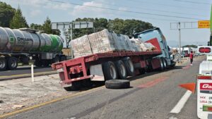 Accidente de tractocamión provoca circulación lenta en la México-Tuxpan