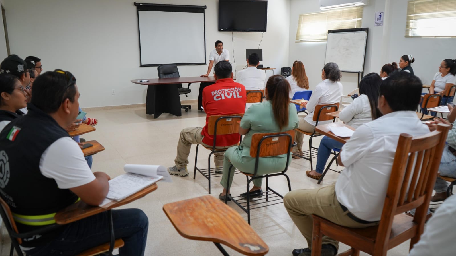 Durante la jornada participaron médicos, administrativos, pacientes y familiares, quienes atendieron las indicaciones para desalojar el inmueble de forma ordenada.