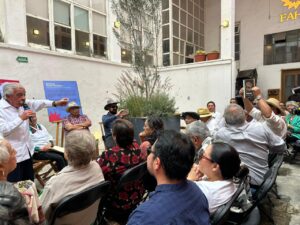 a Fundación Arturo Herrera Cabañas reconoció la trayectoria cultural del locutor y productor