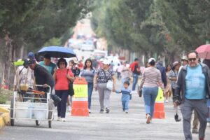 La afluencia en el panteón de Pachuca comenzó desde temprana hora este 10 de mayo, provocando intensa movilidad vehicular y peatonal en los alrededores del cementerio capitalino