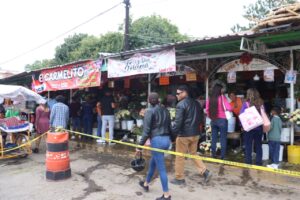Los puestos de flores instalados cerca del panteón de Pachuca registraron alta actividad comercial debido a la demanda de arreglos florales por parte de las familias que visitaron el lugar