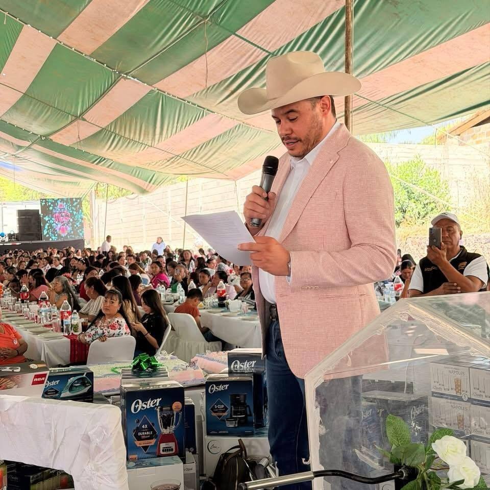 La celebración incluyó un reconocimiento especial para las mujeres que trabajan doble jornada, para quienes sacan adelante a sus hijos solas y para las abuelas que continúan criando con amor
