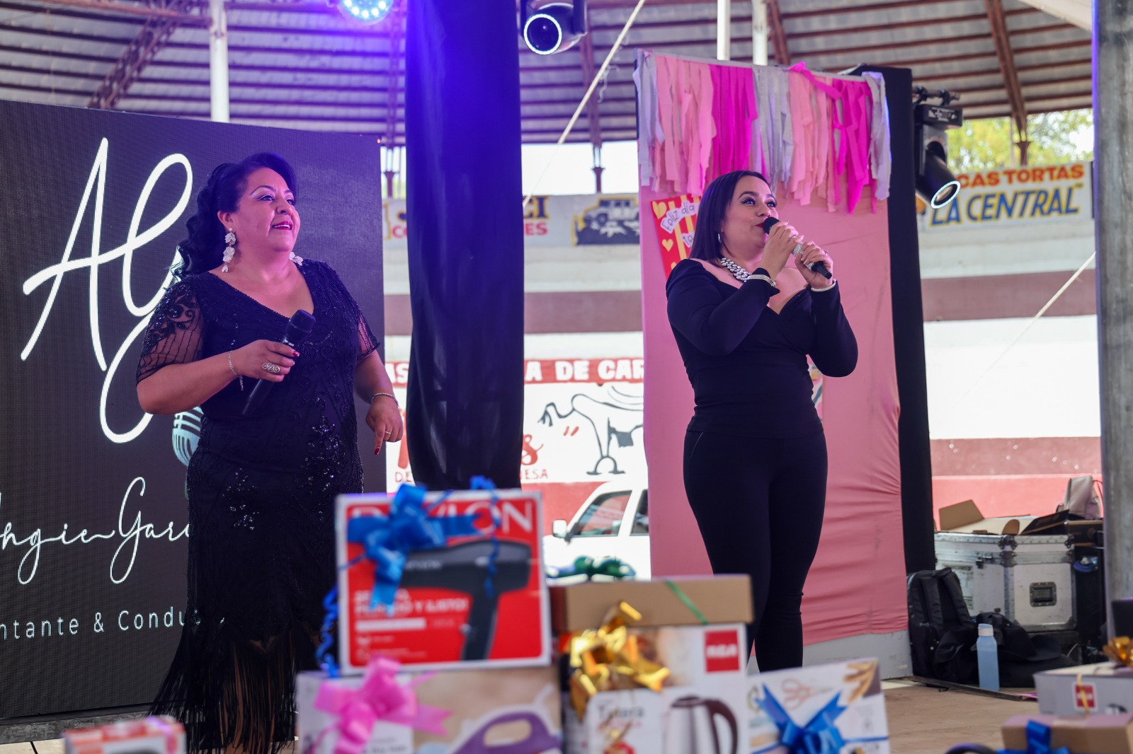 El gobierno municipal de Tlahuelilpan llevó a cabo el festejo del Día de las Madres en la plaza de toros de la localidad