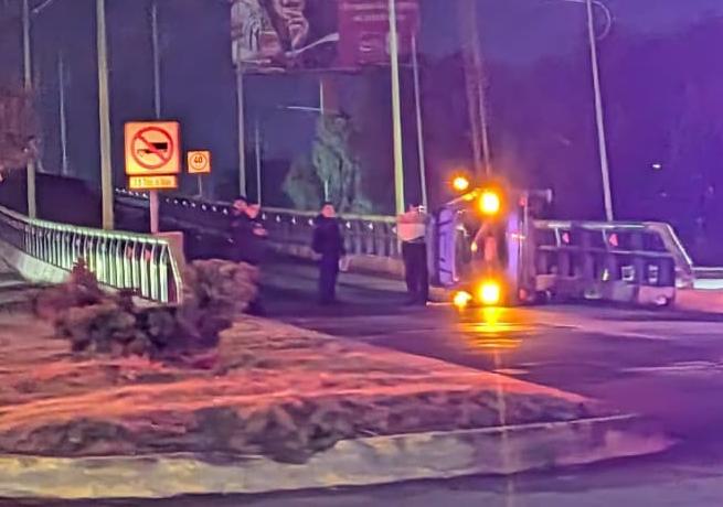 El vehículo terminó volcado sobre el puente vehicular del bulevar Colosio.