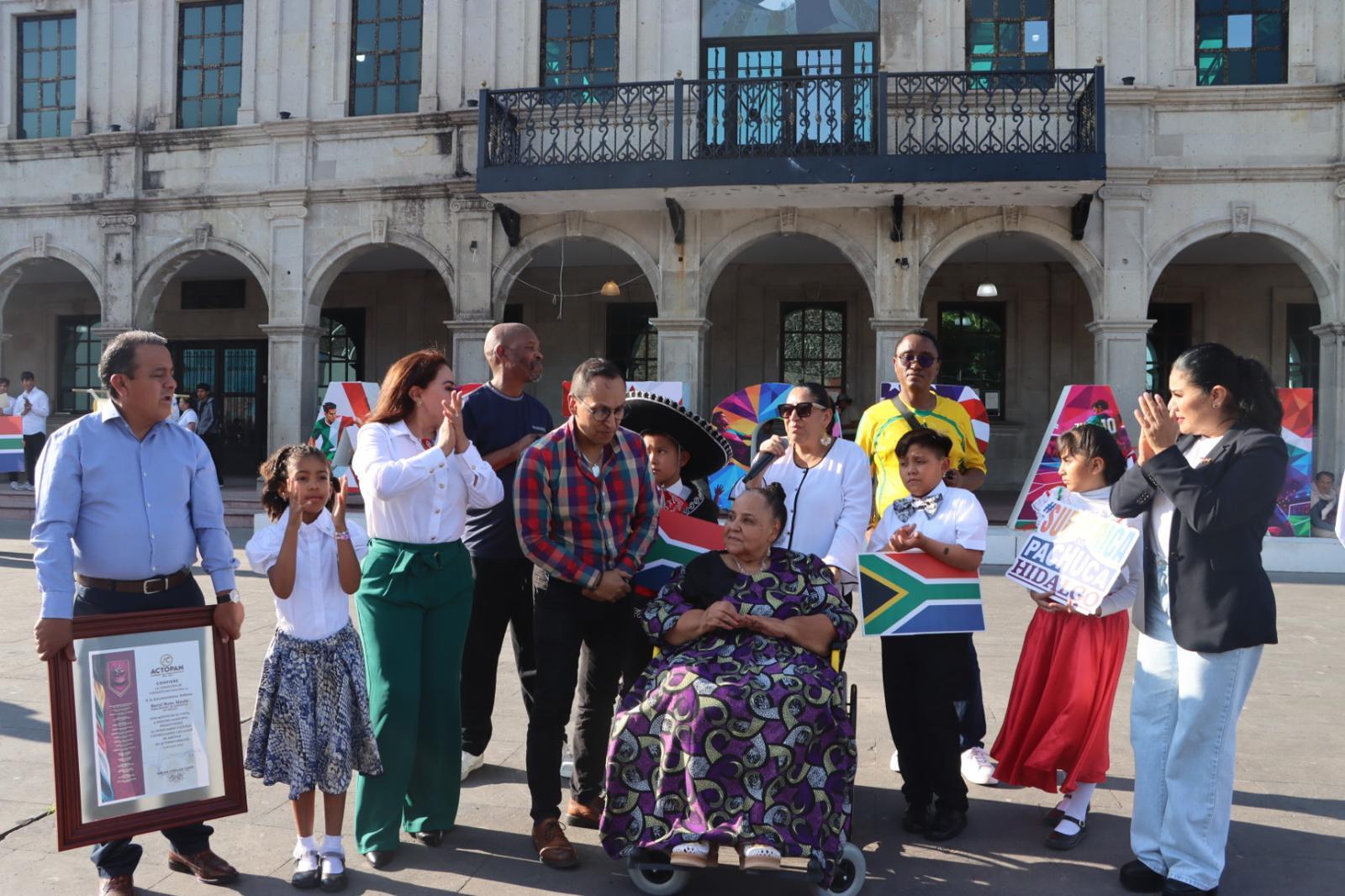 La agenda de la visita incluyó un destape de horno de barbacoa, permitiendo que la comitiva internacional degustara el platillo emblemático de la región