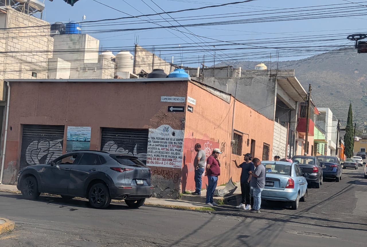 Dos conductores colisionan por ignorar señal de alto en Pachuca