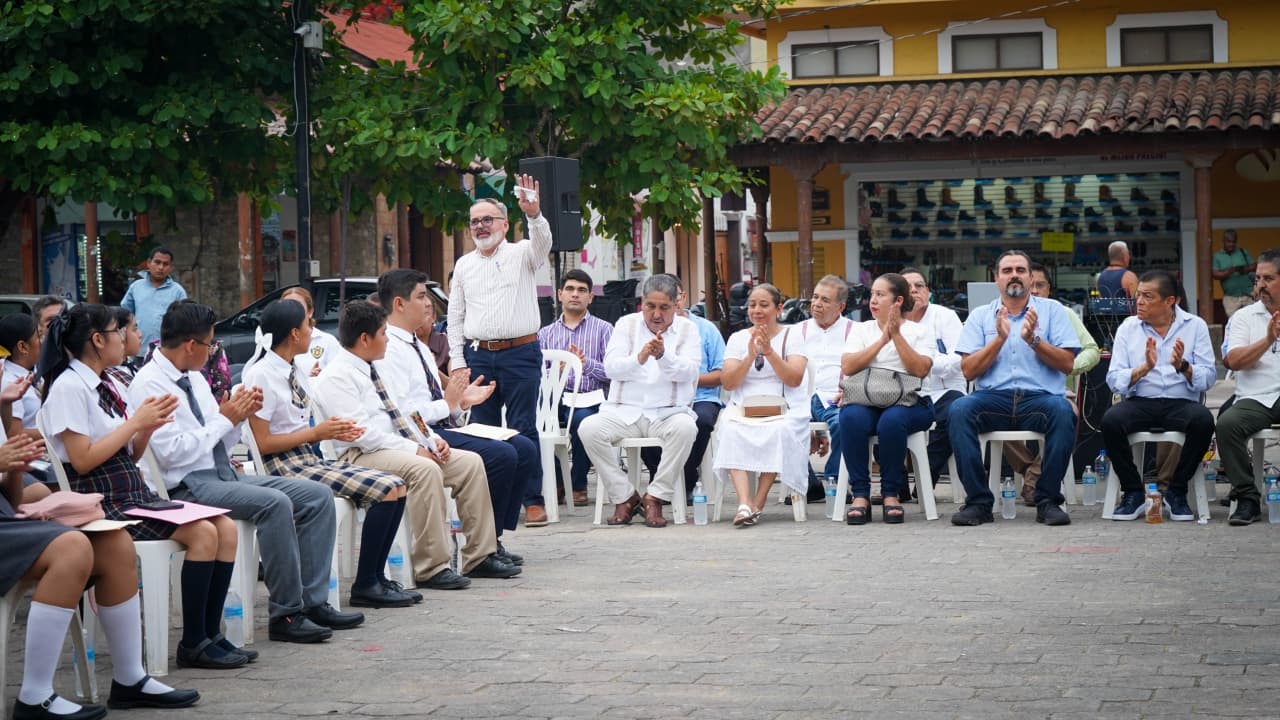 El encuentro se llevó a cabo en la plaza 21 de Mayo, frente al monumento del héroe local