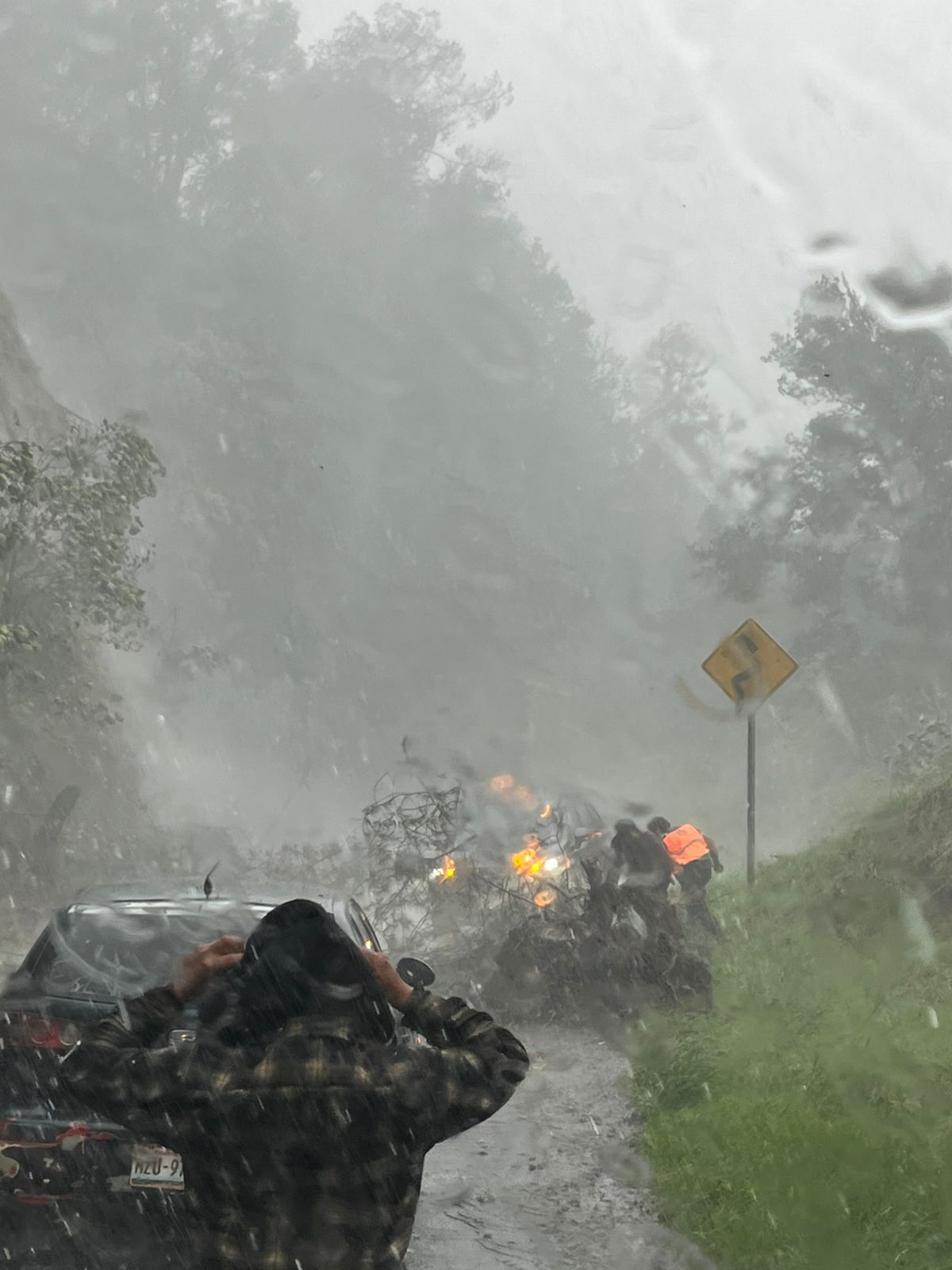 Lluvias registradas en las últimas horas en la Sierra Alta de Hidalgo provocaron derrumbes, caída de ramas y afectaciones