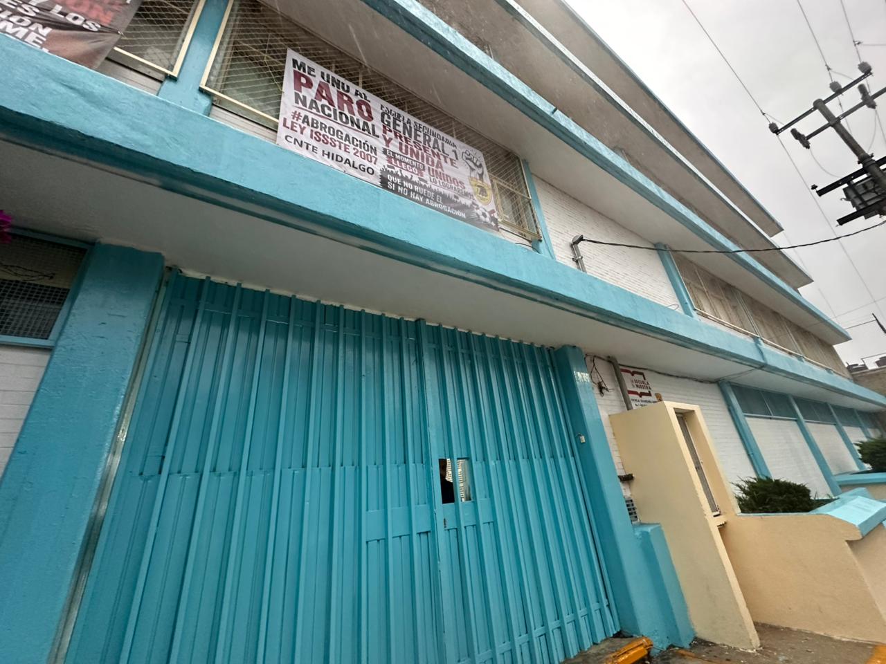 Docentes de la Secundaria General 1 de Pachuca expresaron su respaldo al paro nacional docente.