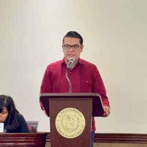 La propuesta contempla incorporar información turística en inglés e isiZulu para facilitar la orientación de visitantes extranjeros, particularmente de la delegación sudafricana que podría arribar a la región durante el Mundial 2026