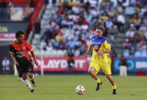 Un ambiente lleno de historia y pasión por el fútbol se vivió en el encuentro de leyendas