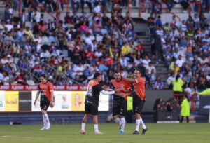 Aficionados celebran y recuerdan los viejos tiempos mientras presencian el duelo de leyendas en Hidalgo