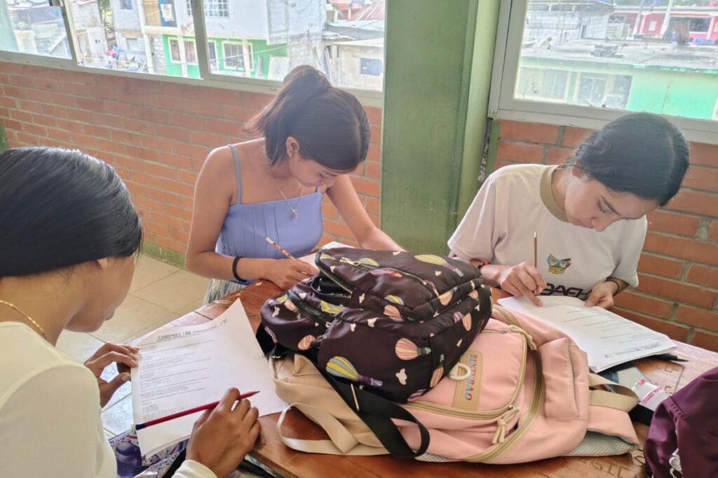 Las escuelas del municipio quedaron en condiciones inviables, por lo que los estudiantes toman clases presenciales en casas particulares | Foto: Especial