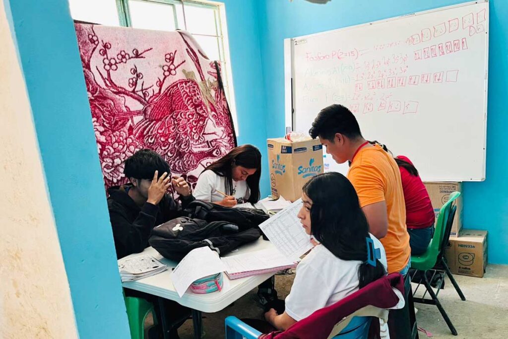 Son cuatro escuelas: preescolar, primaria, secundaria y bachillerato, las que piden reconstruir | Foto: Especial