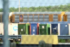 Autoridades de Laredo, Texas, investigan la muerte de seis personas migrantes encontradas en un tren de carga, en un caso relacionado con presuntas redes de tráfico de personas