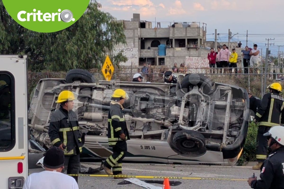 El choque entre una Urban de pasajeros y una camioneta de carga provocó movilización de cuerpos de emergencia en Pachuca
