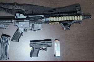 Un operativo derivado de un percance vehicular en Tepeapulco permitió a policías estatales asegurar un fusil calibre .223, un arma corta y más de 400 dosis de presunta droga