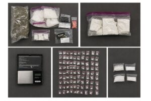 Durante la inspección, autoridades localizaron bolsas con hierba verde seca y sustancia granulada blanca con características similares a la droga conocida como cristal