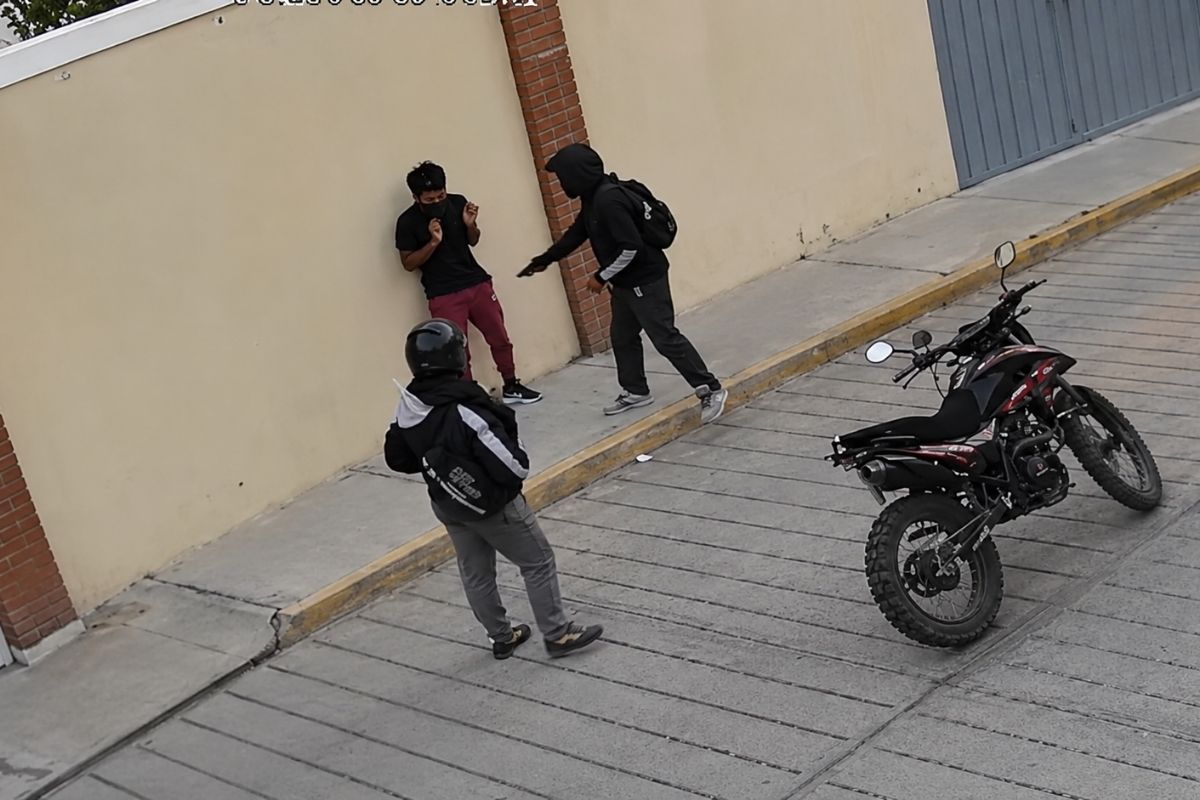Un video difundido en redes sociales mostró el momento exacto en que un joven fue perseguido, golpeado y presuntamente asaltado por dos sujetos en calles del municipio de Ixmiquilpan