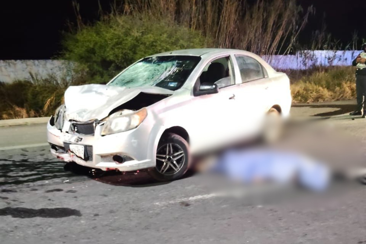 Elementos de la Policía Municipal de Ixmiquilpan acudieron al lugar del accidente tras recibir el reporte de un choque que involucró a una motociclista y un automóvil particular