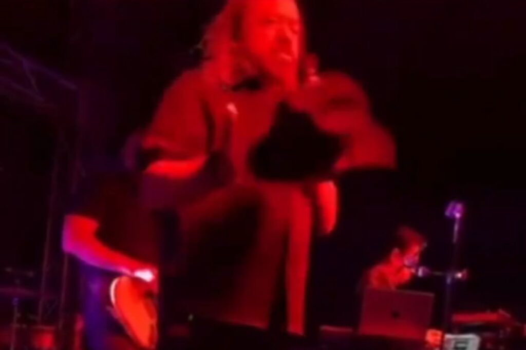 Ricardo Acosta, vocalista de Los Acosta, expulsa a espectador en concierto de Nueva York