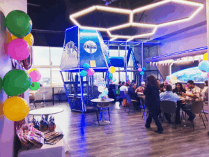 Sky Rocket Pizza ofrece una experiencia temática espacial enfocada en la diversión familiar