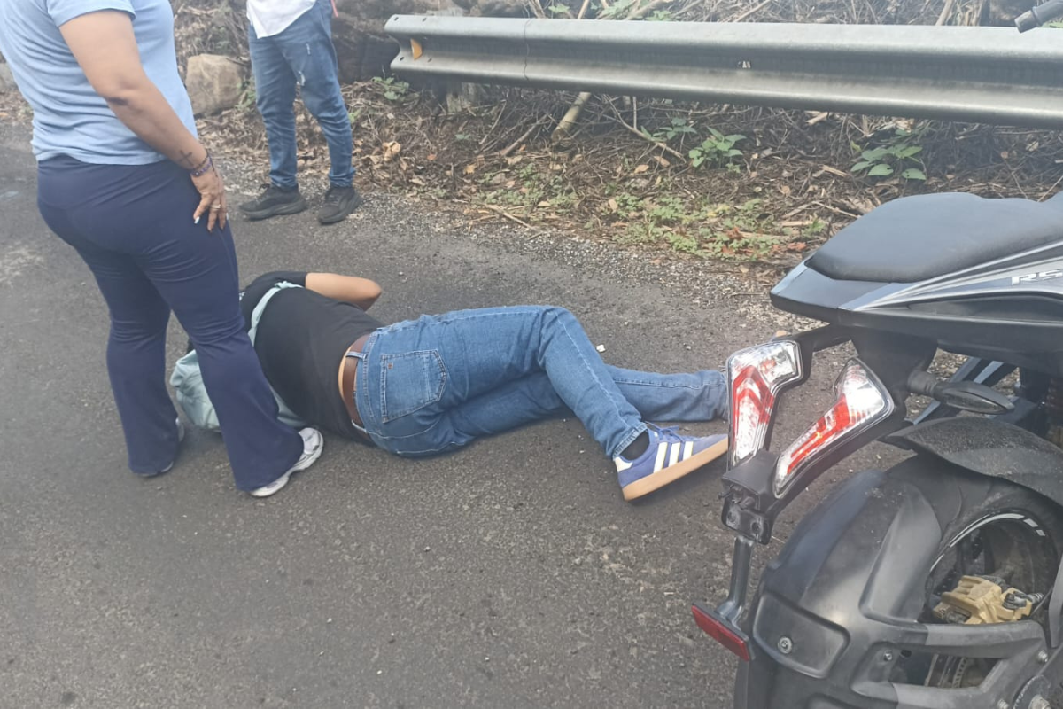 Integrantes del grupo de auxilio Los Halcones y automovilistas que circulaban por la zona brindaron apoyo al motociclista