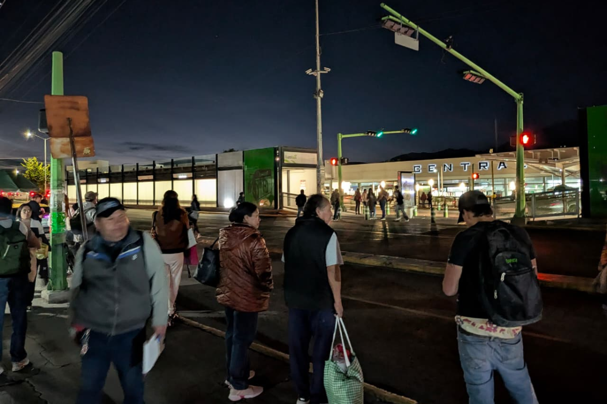 Los pasajeros que no pueden subir a las combis deben usar los taxis para trasladarse a sus casas | Foto: Saúl Hernández