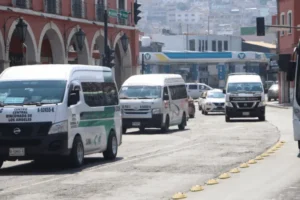 Entre las principales propuestas para evitar pasajeros de pie destacaron incorporar camiones, microbuses y unidades más grandes en rutas saturadas