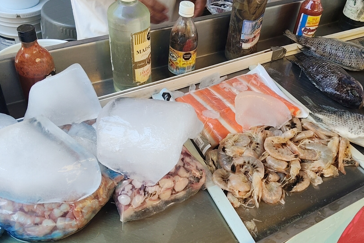 En el negocio se ofertan cocteles de camarón, pescado crudo y platillos fritos | Foto: Kevin Bretón