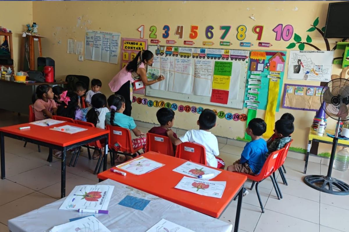 La maestra atiende simultáneamente a ocho alumnos de tercer grado, seis de segundo y dos de primero | Foto: Salomón Hernández