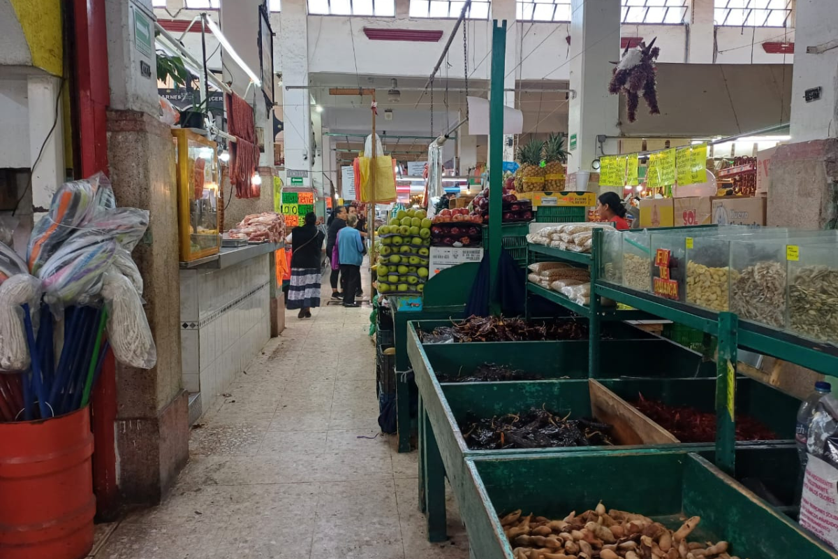 Los comerciantes de Tulancingo sostienen reuniones con personal de distintas dependencias municipales para solventar las observaciones recibidas en 2025 | Foto: Antonieta Islas
