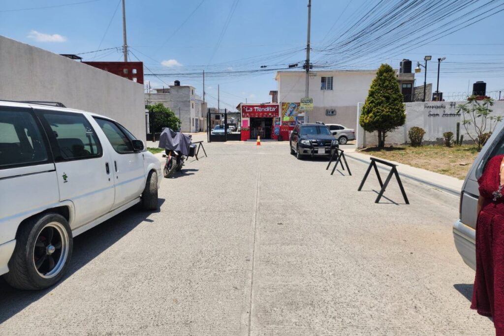 En Zempoala, vecinos pretenden cerrar calle y convertirla en privada, acusan pobladores