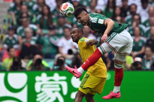 El Tri dominó gran parte del encuentro inaugural y aprovechó la superioridad numérica para asegurar sus primeros tres puntos del Grupo A