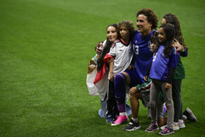 La entrada de Memo Ochoa al minuto 77 provocó una reacción inmediata del estadio y recordó el peso histórico del guardameta mexicano