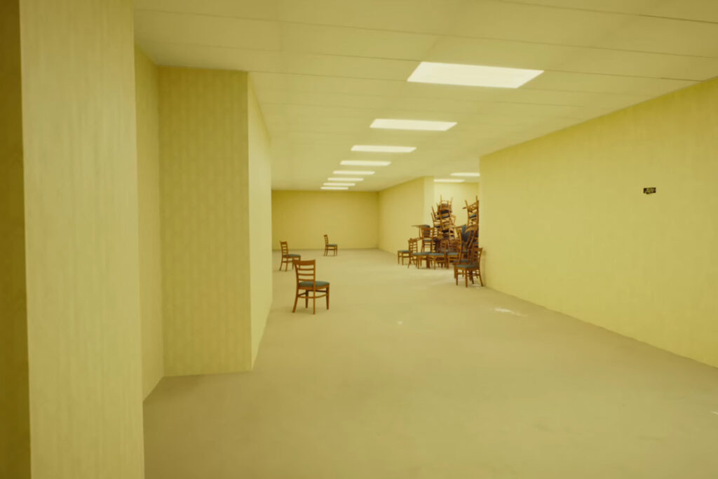 El origen de los llamados “backrooms” se remonta a 2019, cuando usuarios anónimos del foro 4chan compartían imágenes que provocaban una sensación extraña o perturbadora