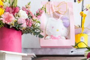 Los arreglos pueden complementarse con peluches, dulces y accesorios para crear detalles únicos