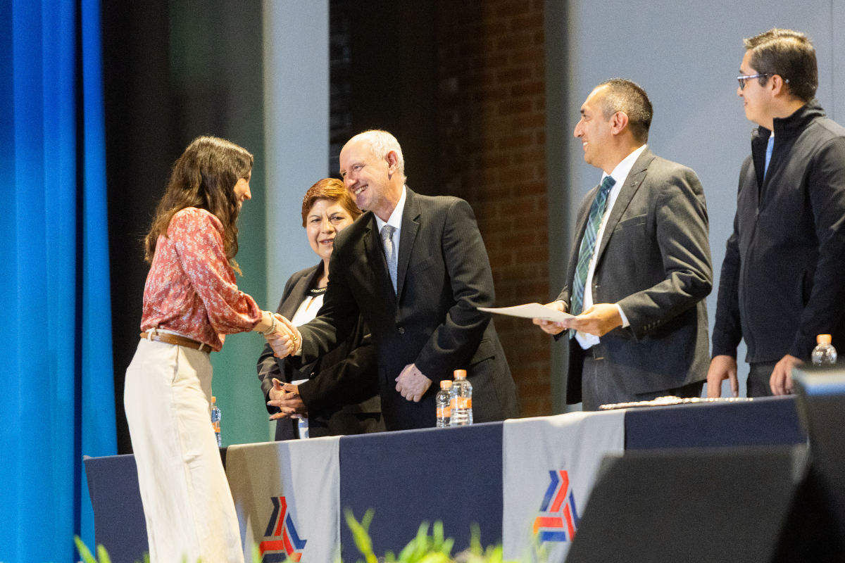 Uno de los momentos más emotivos fue la entrega de reconocimientos a integrantes de la comunidad universitaria con trayectorias de 5 hasta 30 años de servicio