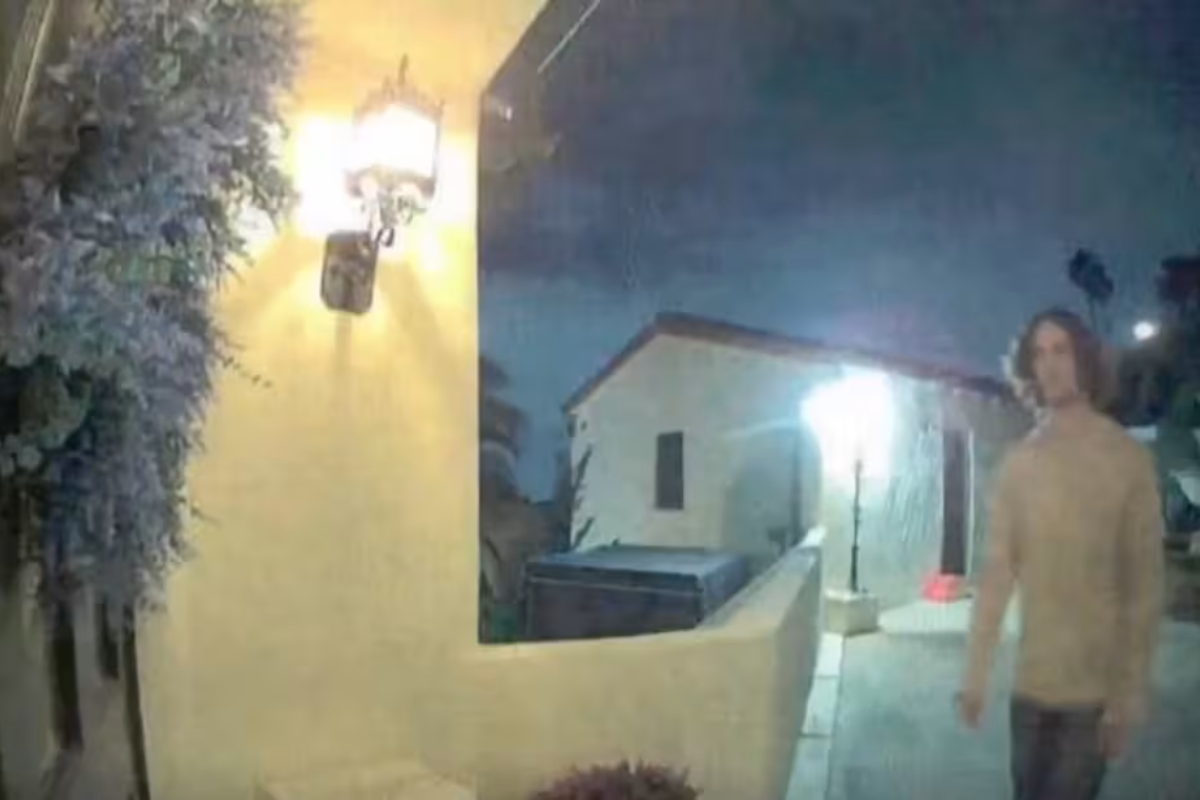Cámara de seguridad Ring que captó al individuo acercándose repetidamente a la residencia de la cantante.