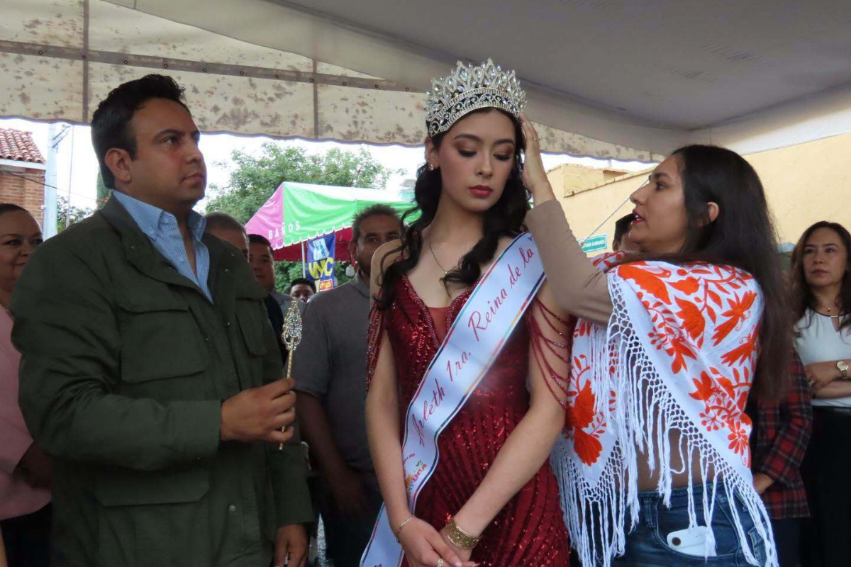 Coronación de la reina de la Feria San Juan Bautista 2026 en el escenario principal