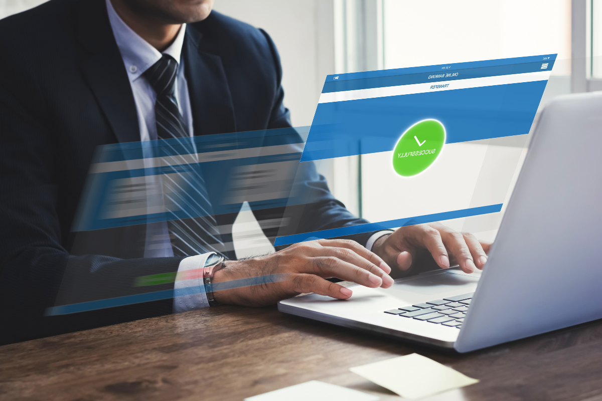 Usuarios realizan transferencias electrónicas desde aplicaciones móviles en México.