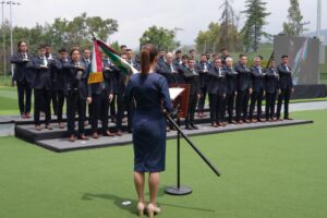 La mandataria deseó éxito al equipo mexicano durante la ceremonia celebrada en las instalaciones del CAR