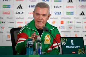 El Vasco Aguirre en conferencia previa al debut mundialista.