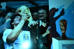 Pelé en 1970 y Maradona en 1986, campeones en el Azteca
