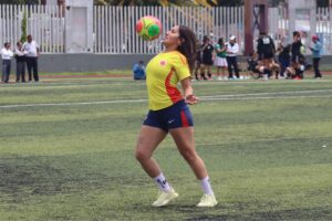 Daniela Castaño espera vivir el ambiente del debut colombiano, aunque no consiguió boleto para ingresar al estadio.