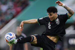 El lateral mexicano aseguró que el grupo mantiene la misma exigencia desde el inicio del torneo
