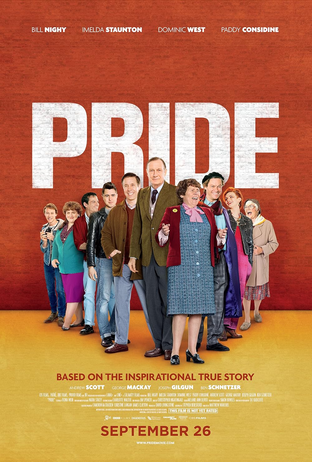 Pride – Activistas LGBT y familias de mineros reunidos en un evento.