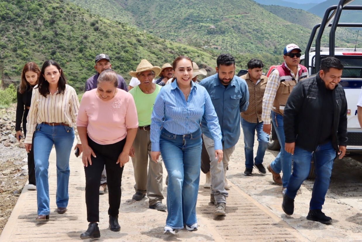 La presidenta municipal Imelda Cuéllar Cano encabezó el corte del listón de la nueva obra vial.