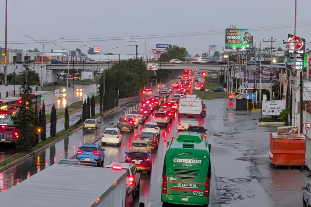 Hacia el centro de Pachuca, el colapso inicia en plaza Explanada y se libera hasta el retorno del puente de Colonias | Foto: Saúl Hernández